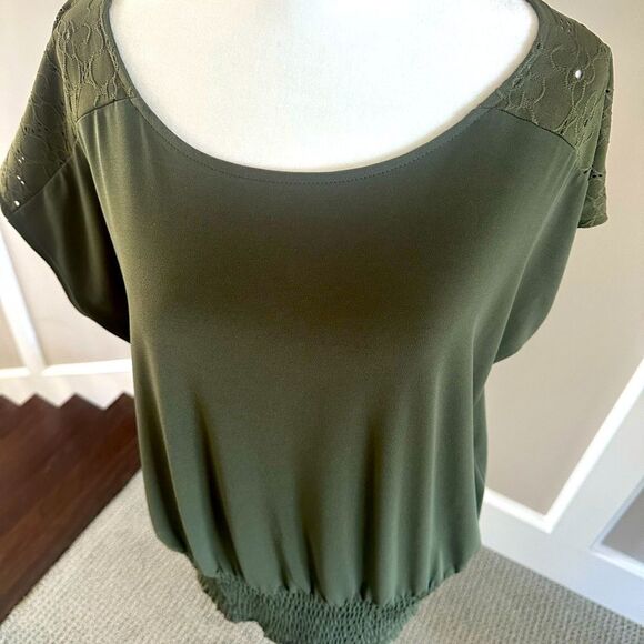 Michael Kors green, pullover top with lace shoulder accent. - Picture 1 of 6